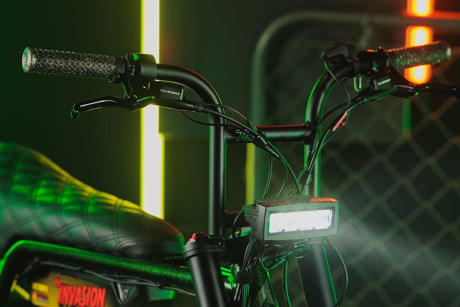 Closeup image of the SECTOR73 ZX First Contact bike handlebars and OG light bar.