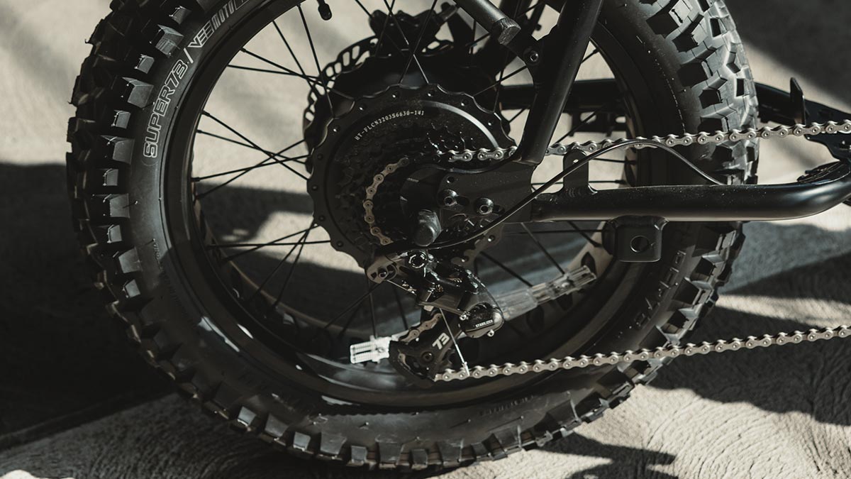 Detail shot of the 8-speed cassette on the Z Blackout SE bike.