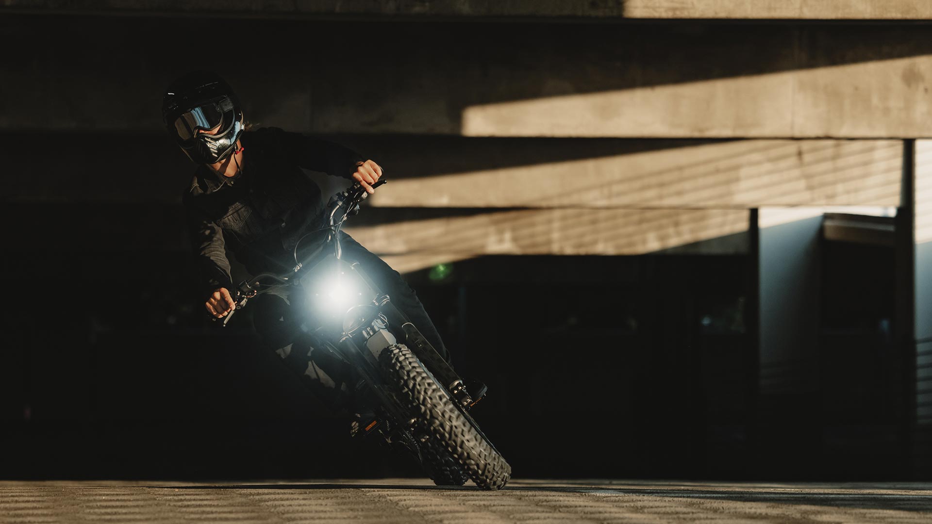 Image of a rider on the Z Blackout SE bike in a parking garage.